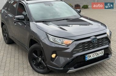Позашляховик / Кросовер Toyota RAV4 2021 в Рівному