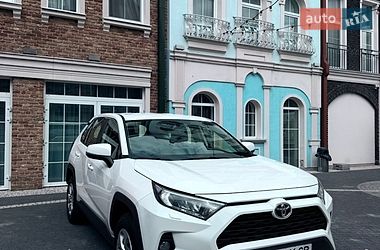 Позашляховик / Кросовер Toyota RAV4 2021 в Рівному
