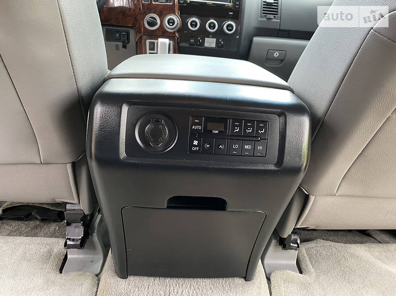 Позашляховик / Кросовер Toyota Sequoia 2009 в Києві