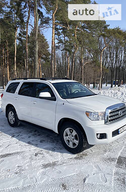 Внедорожник / Кроссовер Toyota Sequoia 2016 в Киеве