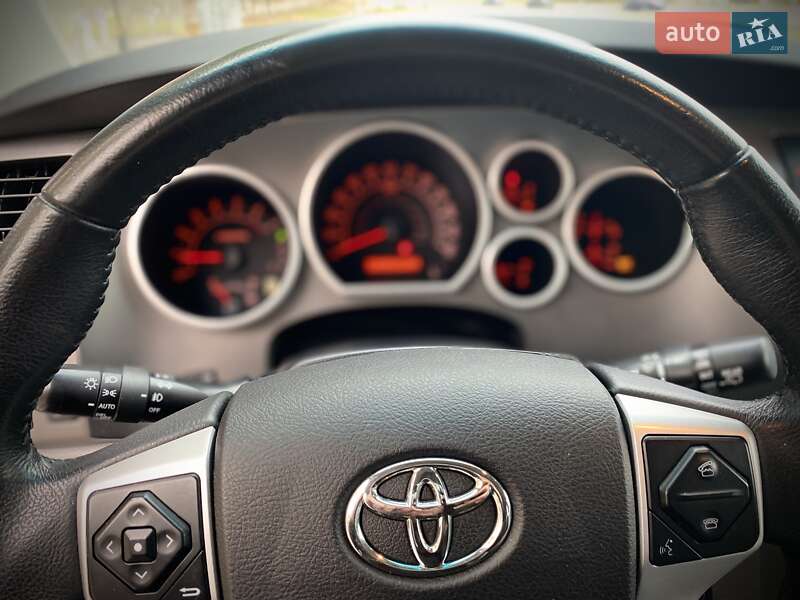 Внедорожник / Кроссовер Toyota Sequoia 2017 в Виннице