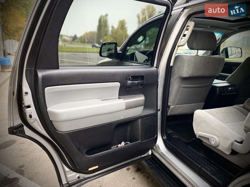 Внедорожник / Кроссовер Toyota Sequoia 2017 в Виннице