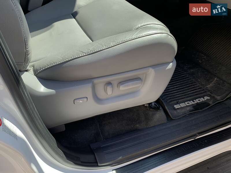 Позашляховик / Кросовер Toyota Sequoia 2017 в Хмельницькому