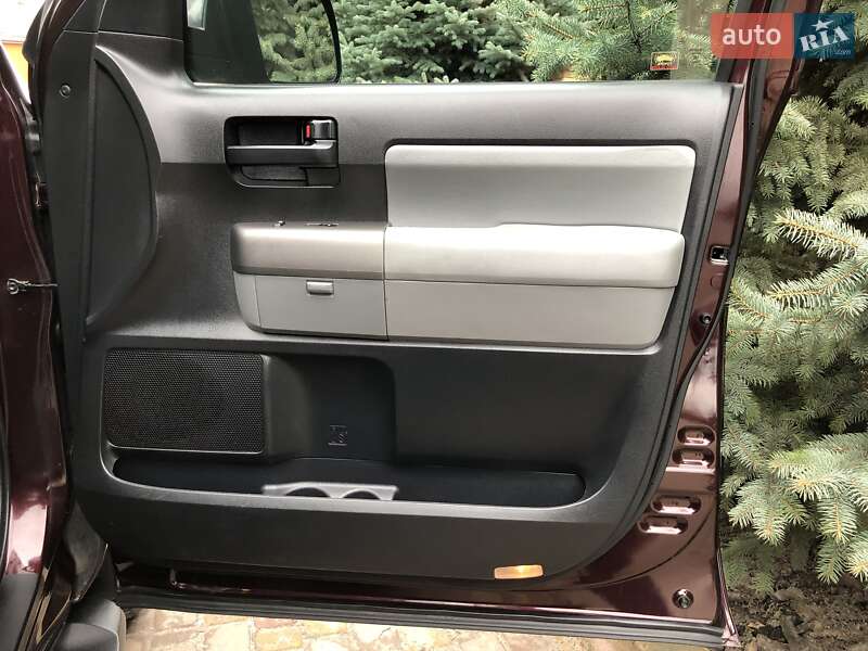 Внедорожник / Кроссовер Toyota Sequoia 2012 в Киеве