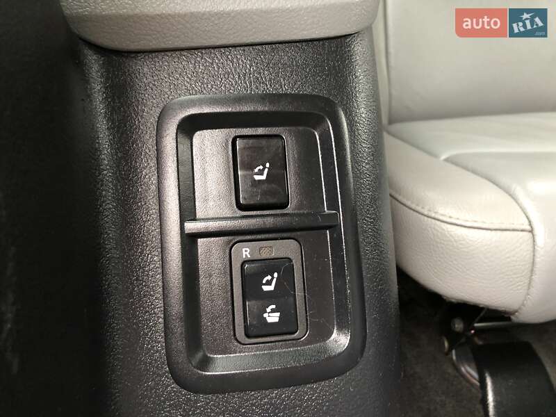 Внедорожник / Кроссовер Toyota Sequoia 2012 в Киеве