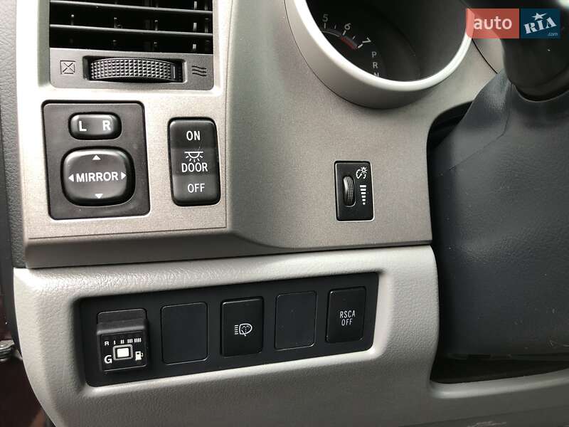 Внедорожник / Кроссовер Toyota Sequoia 2012 в Киеве