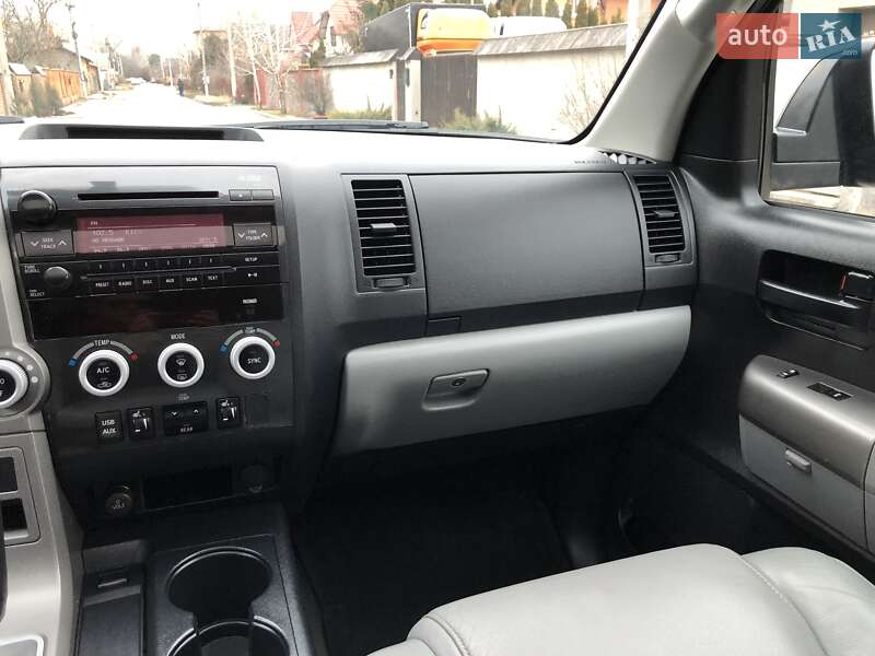 Внедорожник / Кроссовер Toyota Sequoia 2012 в Киеве