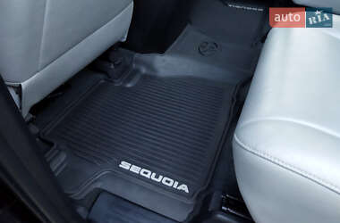 Позашляховик / Кросовер Toyota Sequoia 2017 в Луцьку