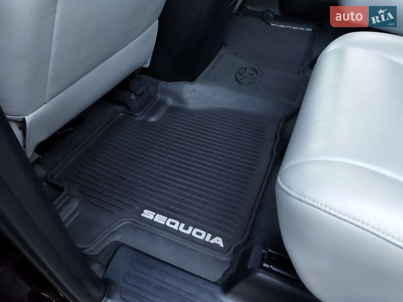 Внедорожник / Кроссовер Toyota Sequoia 2017 в Луцке