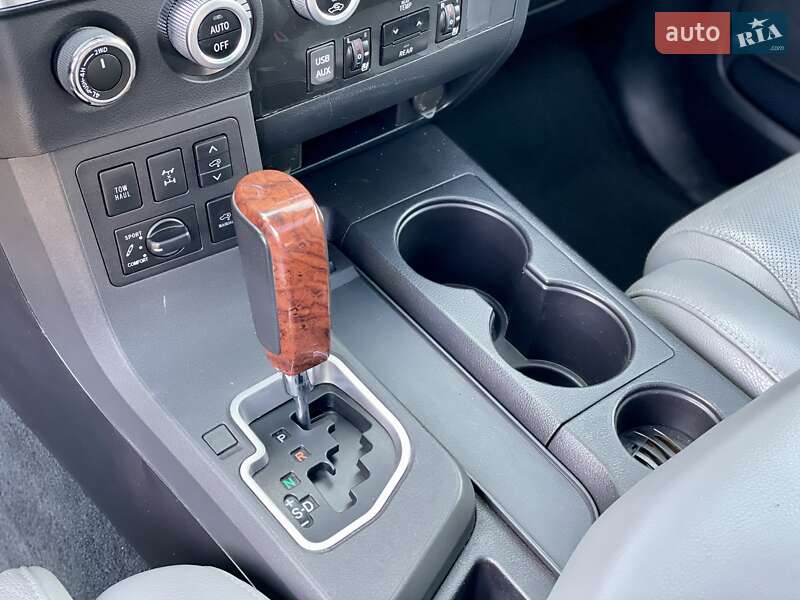 Внедорожник / Кроссовер Toyota Sequoia 2017 в Одессе
