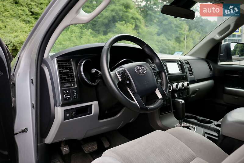 Внедорожник / Кроссовер Toyota Sequoia 2017 в Киеве