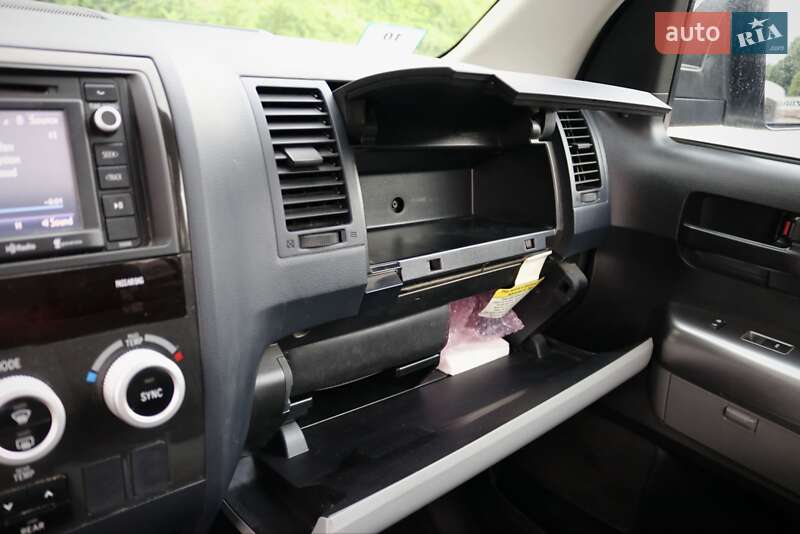 Внедорожник / Кроссовер Toyota Sequoia 2017 в Киеве