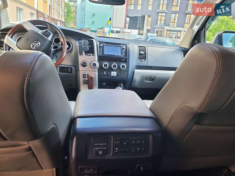 Внедорожник / Кроссовер Toyota Sequoia 2017 в Львове