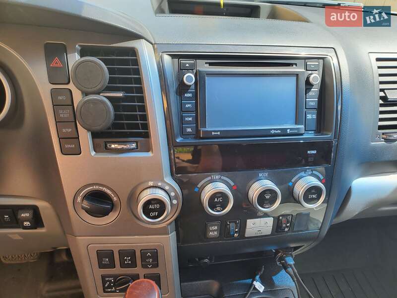 Внедорожник / Кроссовер Toyota Sequoia 2017 в Львове