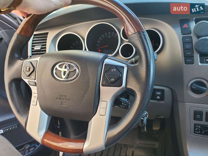 Внедорожник / Кроссовер Toyota Sequoia 2017 в Львове