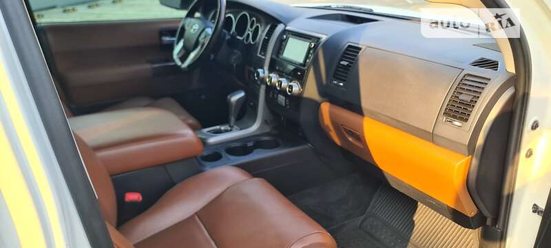 Внедорожник / Кроссовер Toyota Sequoia 2016 в Киеве