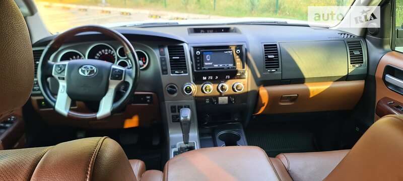 Внедорожник / Кроссовер Toyota Sequoia 2016 в Киеве