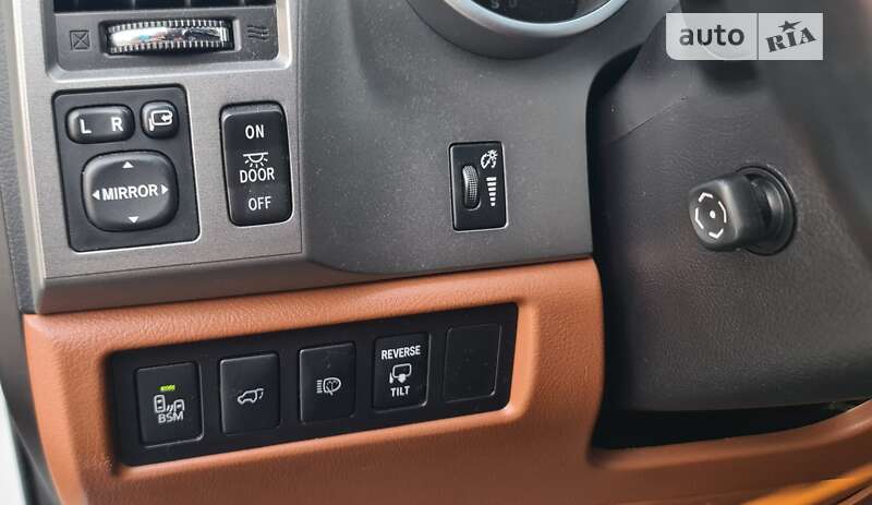 Внедорожник / Кроссовер Toyota Sequoia 2016 в Киеве