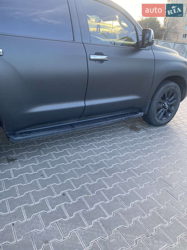 Позашляховик / Кросовер Toyota Sequoia 2017 в Кривому Розі