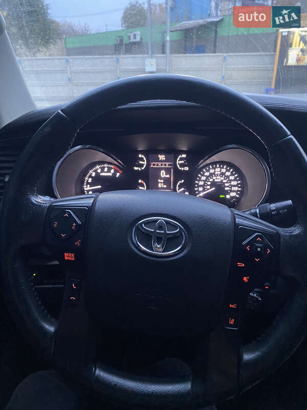 Позашляховик / Кросовер Toyota Sequoia 2017 в Кривому Розі