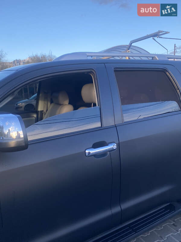 Позашляховик / Кросовер Toyota Sequoia 2017 в Кривому Розі