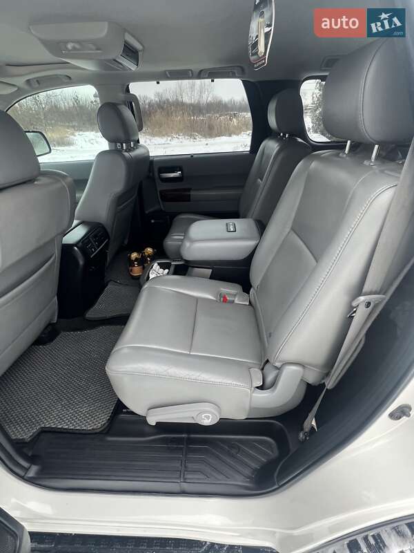 Позашляховик / Кросовер Toyota Sequoia 2013 в Умані
