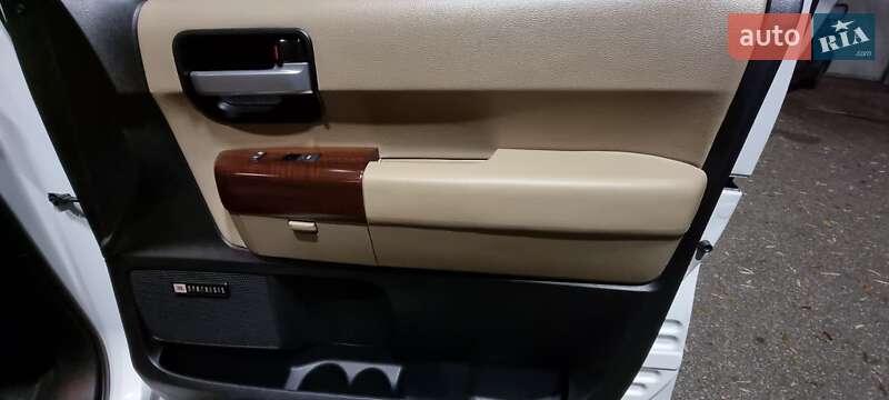 Позашляховик / Кросовер Toyota Sequoia 2016 в Києві фото 7 Позашляховик / Кросовер Toyota Sequoia 2016 в Києві