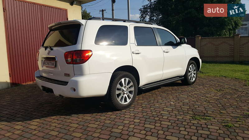 Внедорожник / Кроссовер Toyota Sequoia 2017 в Владимире