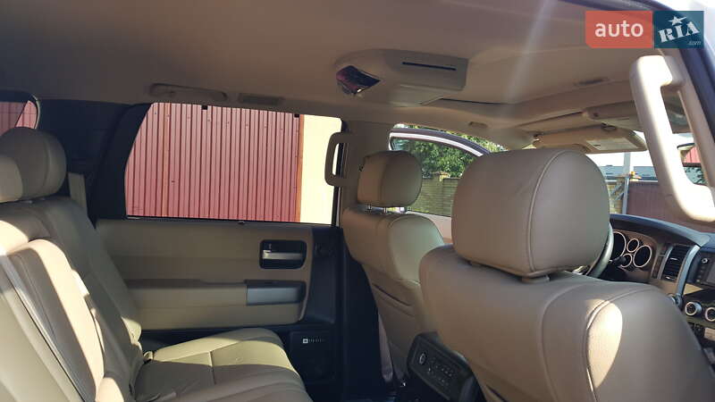 Внедорожник / Кроссовер Toyota Sequoia 2017 в Владимире