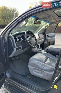 Внедорожник / Кроссовер Toyota Sequoia 2012 в 