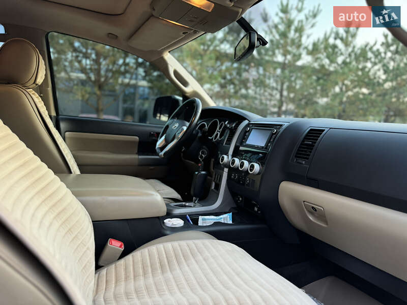 Позашляховик / Кросовер Toyota Sequoia 2017 в Рівному