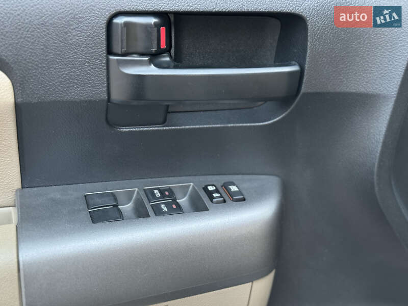 Позашляховик / Кросовер Toyota Sequoia 2017 в Рівному