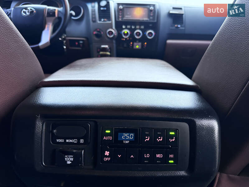 Позашляховик / Кросовер Toyota Sequoia 2015 в Ужгороді
