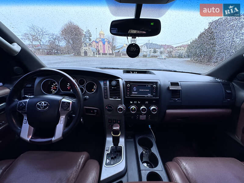 Позашляховик / Кросовер Toyota Sequoia 2015 в Ужгороді