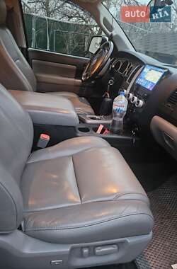 Позашляховик / Кросовер Toyota Sequoia 2013 в Чернівцях