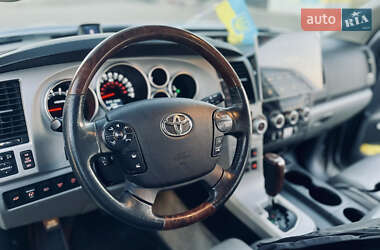 Внедорожник / Кроссовер Toyota Sequoia 2010 в Ровно