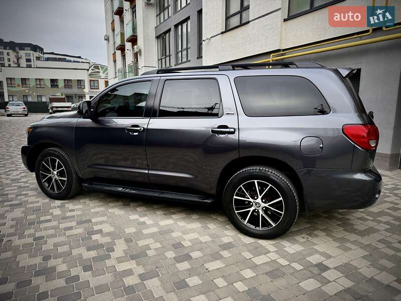 Внедорожник / Кроссовер Toyota Sequoia 2015 в Ивано-Франковске