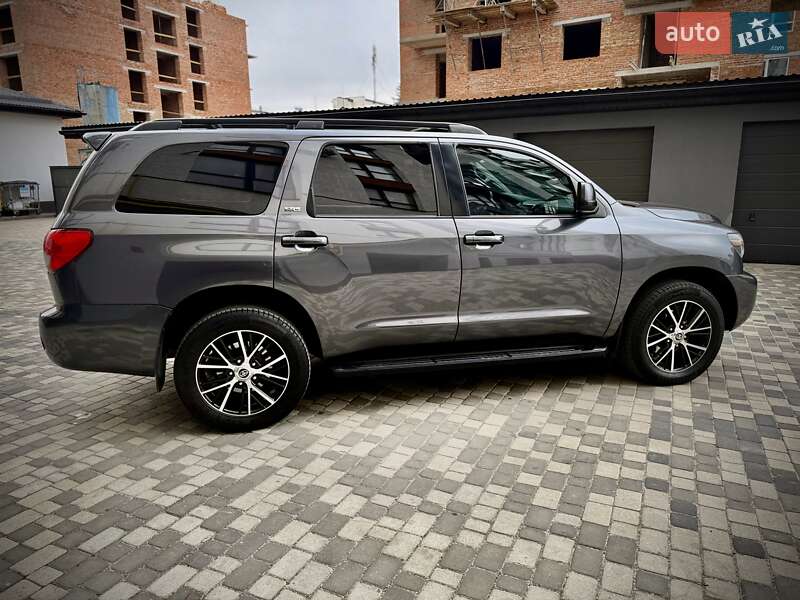 Внедорожник / Кроссовер Toyota Sequoia 2015 в Ивано-Франковске