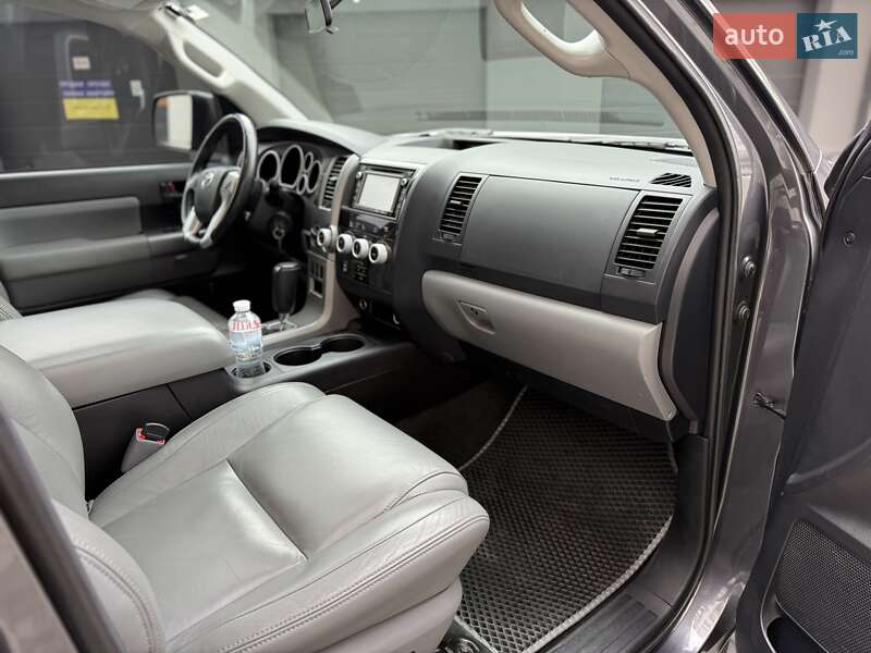 Внедорожник / Кроссовер Toyota Sequoia 2015 в Ивано-Франковске