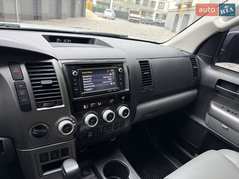 Внедорожник / Кроссовер Toyota Sequoia 2015 в Ивано-Франковске
