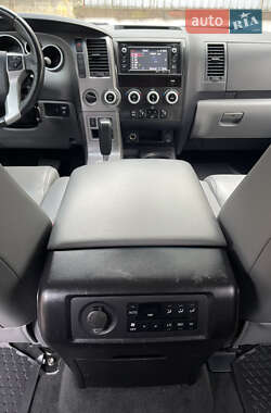 Позашляховик / Кросовер Toyota Sequoia 2014 в 