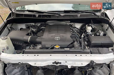 Позашляховик / Кросовер Toyota Sequoia 2014 в 