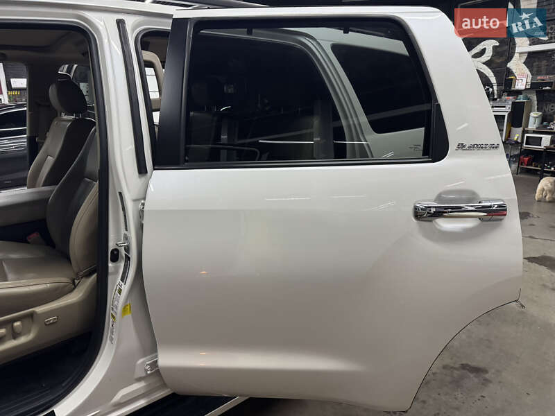 Позашляховик / Кросовер Toyota Sequoia 2013 в Києві