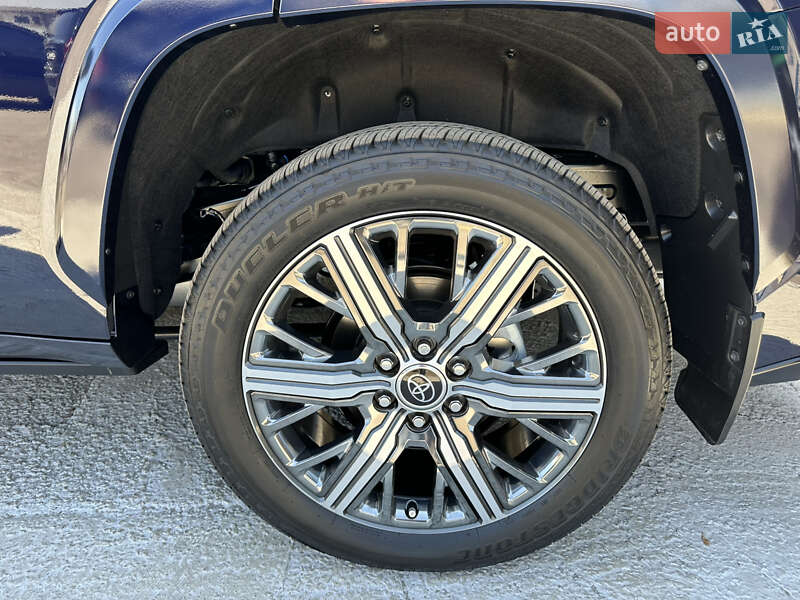 Внедорожник / Кроссовер Toyota Sequoia 2023 в Киеве