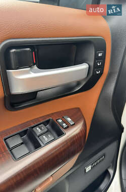 Позашляховик / Кросовер Toyota Sequoia 2011 в 