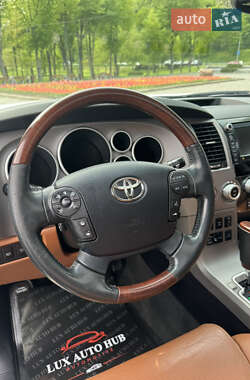 Позашляховик / Кросовер Toyota Sequoia 2011 в 