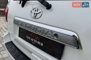 Позашляховик / Кросовер Toyota Sequoia 2011 в 