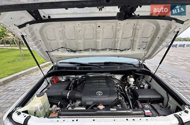Позашляховик / Кросовер Toyota Sequoia 2011 в 