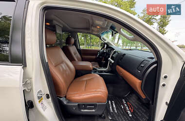 Позашляховик / Кросовер Toyota Sequoia 2011 в 