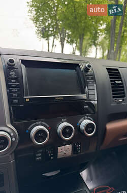 Позашляховик / Кросовер Toyota Sequoia 2011 в 